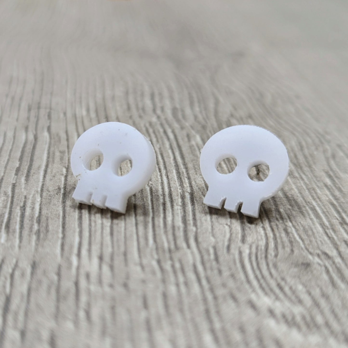 Acrylic skull earrings in white