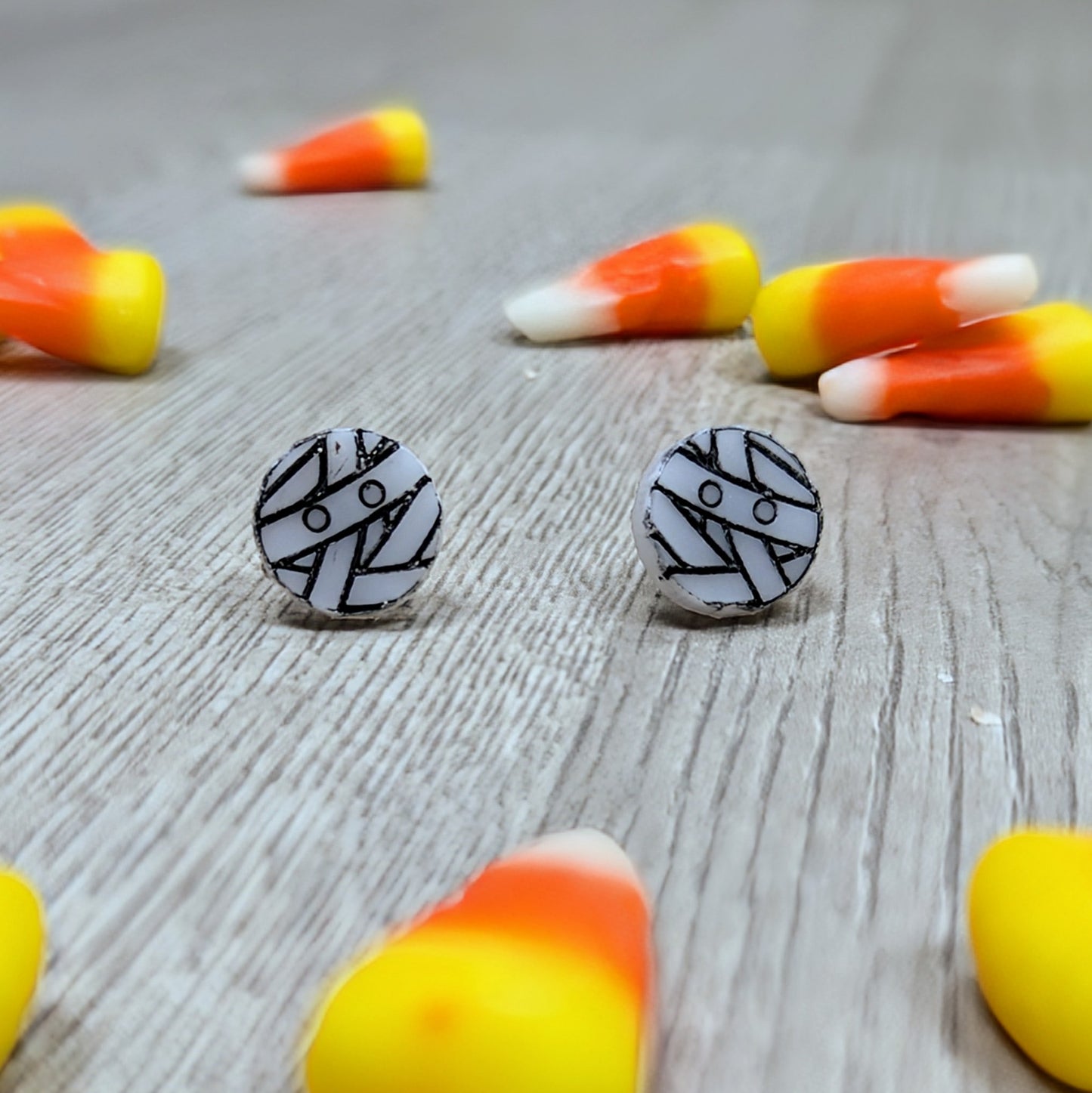 Acrylic mummy earrings in white with black detailing